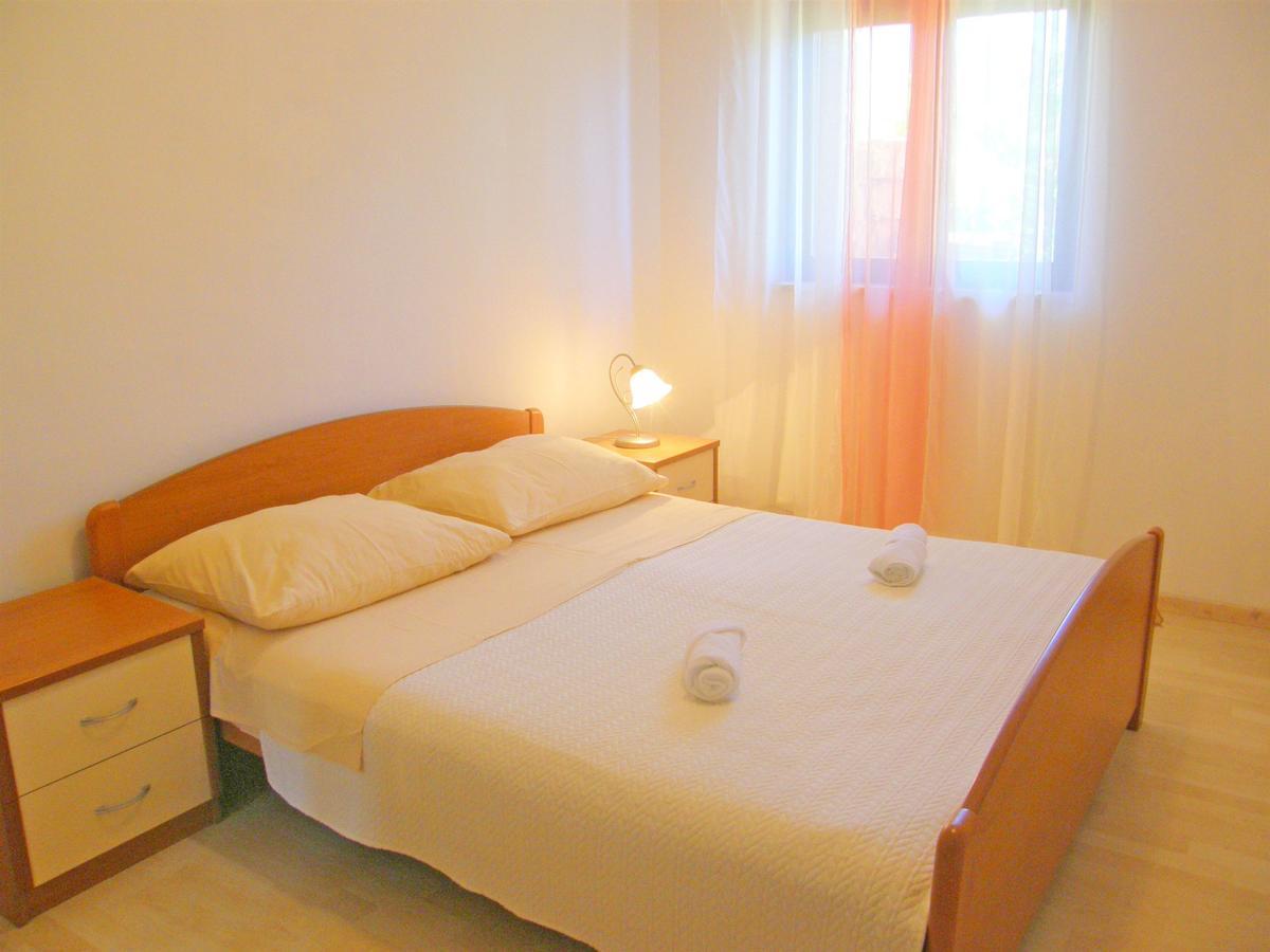 Apartments Rina Примоштен Экстерьер фото